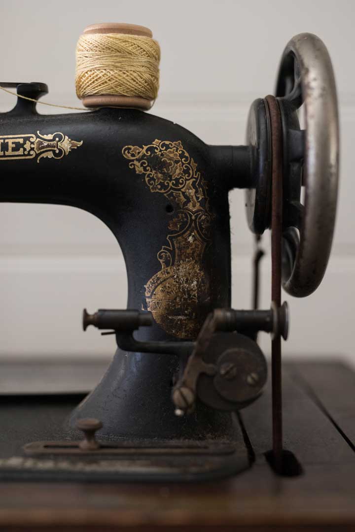 maquina-de-coser-antigua--ursula-mateo-firma-comunion-ceremonia